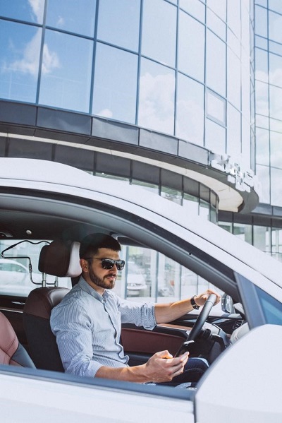 Navigating Car Rentals in the UAE: Insights and Advice from Renty.ae
