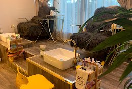 90s Beauty Salon Ladies Hair Styling Salons