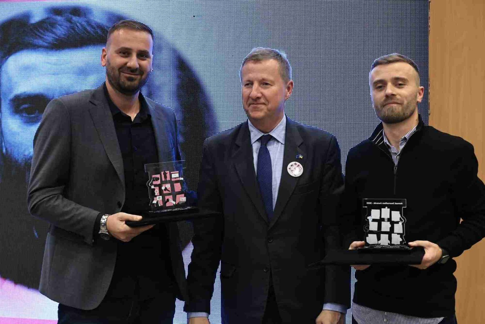 Journalist Wins Investigative Reporting Award for Corruption Exposé